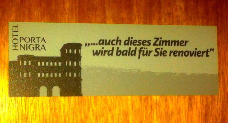 Schild an Zimmertür in Hotel: auch dieses Zimmer wird bald für Sie renoviert