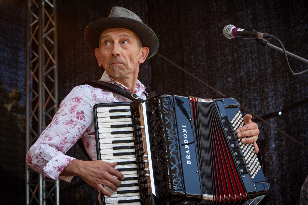 Kruisko mit Akkordeon und Hut auf der Bühne